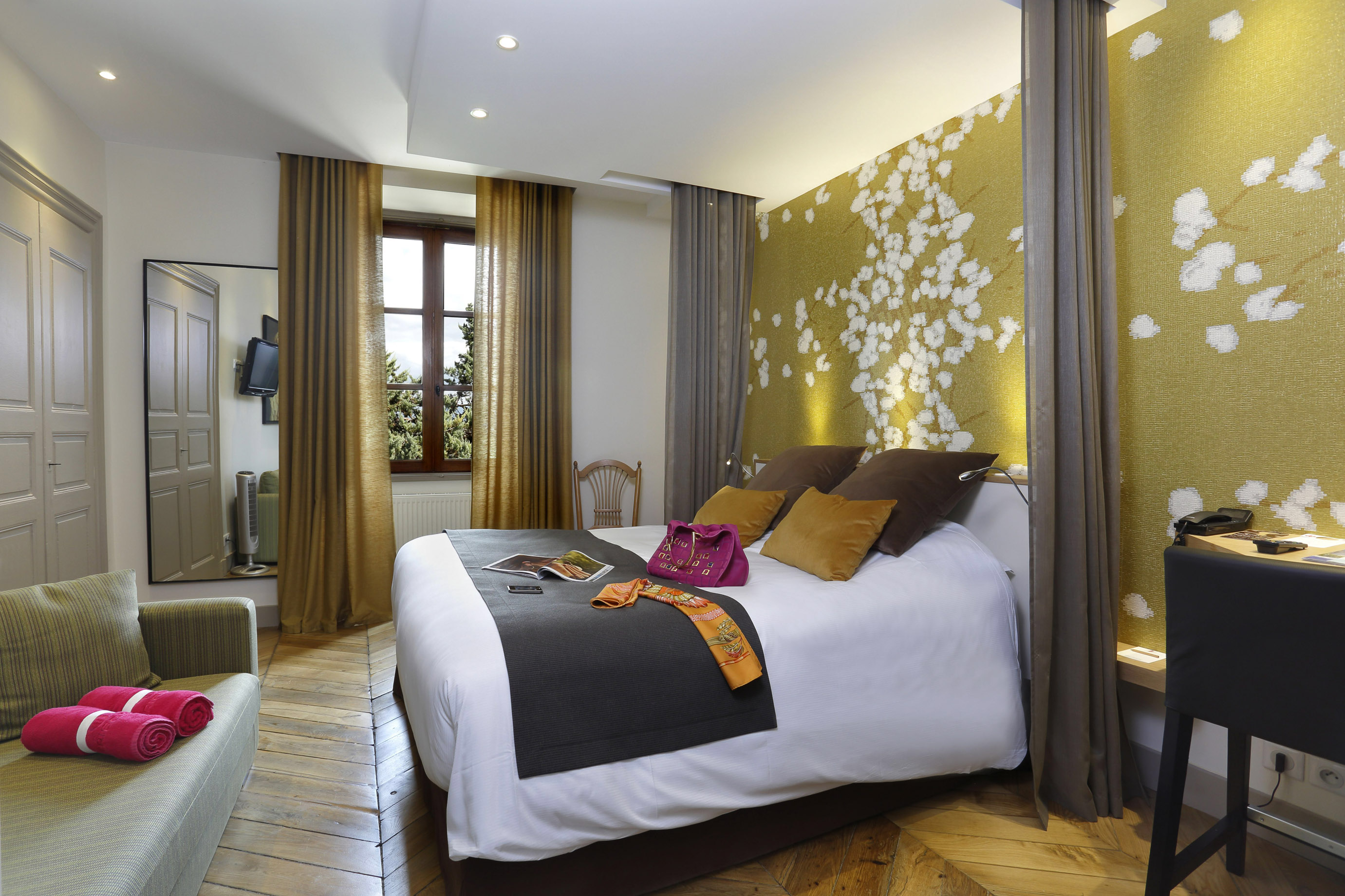 Romantic Room Château Chapeau Cornu Hotel Spa in Vignieu, Isere, Rhône Alpes