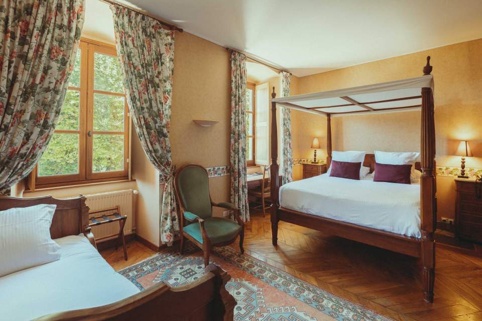 Château Hôtel Rhône Alpes · Château Chapeau Cornu · Hôtel 4 étoiles - Chambre Romantique avec Lit Baldaquin à 