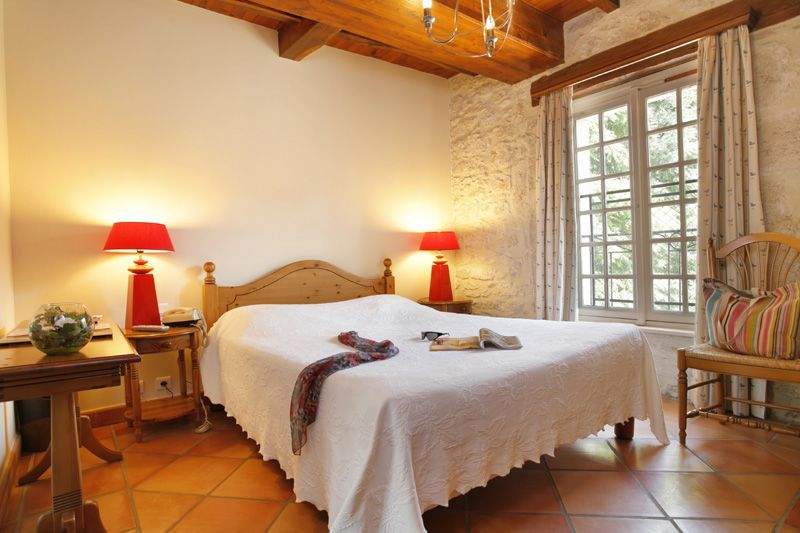 Château Hôtel Rhône Alpes · Château Chapeau Cornu · Hôtel 4 étoiles - Chambre Romantique avec Lit Baldaquin 