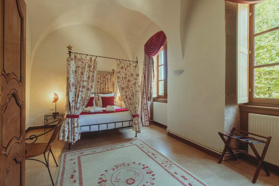 Château Hôtel Rhône Alpes · Château Chapeau Cornu · Hôtel 4 étoiles - Chambre Romantique avec Lit Baldaquin 