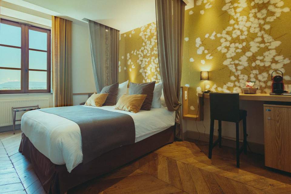 Château Hôtel Rhône Alpes · Château Chapeau Cornu · Hôtel 4 étoiles - Chambre Romantique