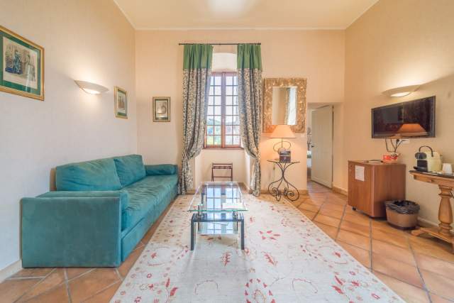 Château Hôtel Rhône Alpes · Château Chapeau Cornu · Hôtel 4 étoiles - Salon d'une Chambre 